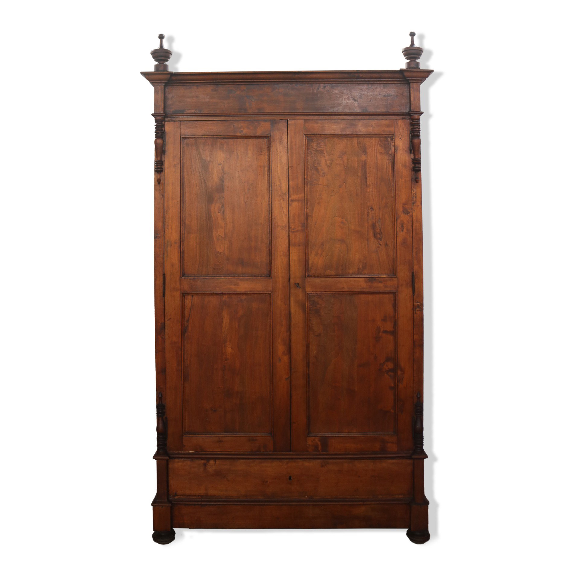 Antico armadio in legno. Epoca primi 1900